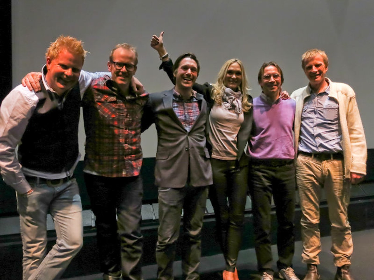 FORNØYD GJENG: Dette er teamet bak serien om Karina Hollekims tur på Haute Route: regissør Hallgrim Haug, reporter Kjetil Høye Sviland, fotograf Erik Lundby, hovedperson Karina Hollekim, osteopat Lasse Rathmann Thamdrup og lydmann Tomas Naug. Foto: Simen Berg FORNØYD GJENG: Dette er teamet bak serien om Karina Hollekims tur på Haute Route: regissør Hallgrim Haug, reporter Kjetil Høye Sviland, fotograf Erik Lundby, hovedperson Karina Hollekim, osteopat Lasse Rathmann Thamdrup og lydmann Tomas Naug. Foto: Simen Berg