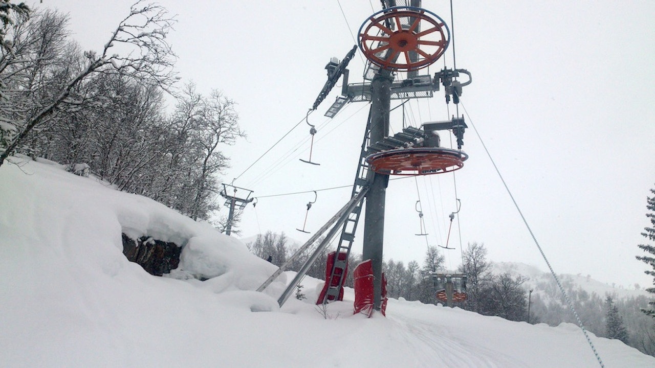 T-KROKSVINGEN: De som har vokst opp i Raulandsfjell får ha oss unnskyldt, men vi ble veldig fascinert av ingeniørkunsten bak svingen på t-krokheisen. Foto: Erlend Sande T-KROKSVINGEN: De som har vokst opp i Raulandsfjell får ha oss unnskyldt, men vi ble veldig fascinert av ingeniørkunsten bak svingen på t-krokheisen. Foto: Erlend Sande
