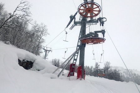 T-KROKSVINGEN: De som har vokst opp i Raulandsfjell får ha oss unnskyldt, men vi ble veldig fascinert av ingeniørkunsten bak svingen på t-krokheisen. Foto: Erlend Sande T-KROKSVINGEN: De som har vokst opp i Raulandsfjell får ha oss unnskyldt, men vi ble veldig fascinert av ingeniørkunsten bak svingen på t-krokheisen. Foto: Erlend Sande