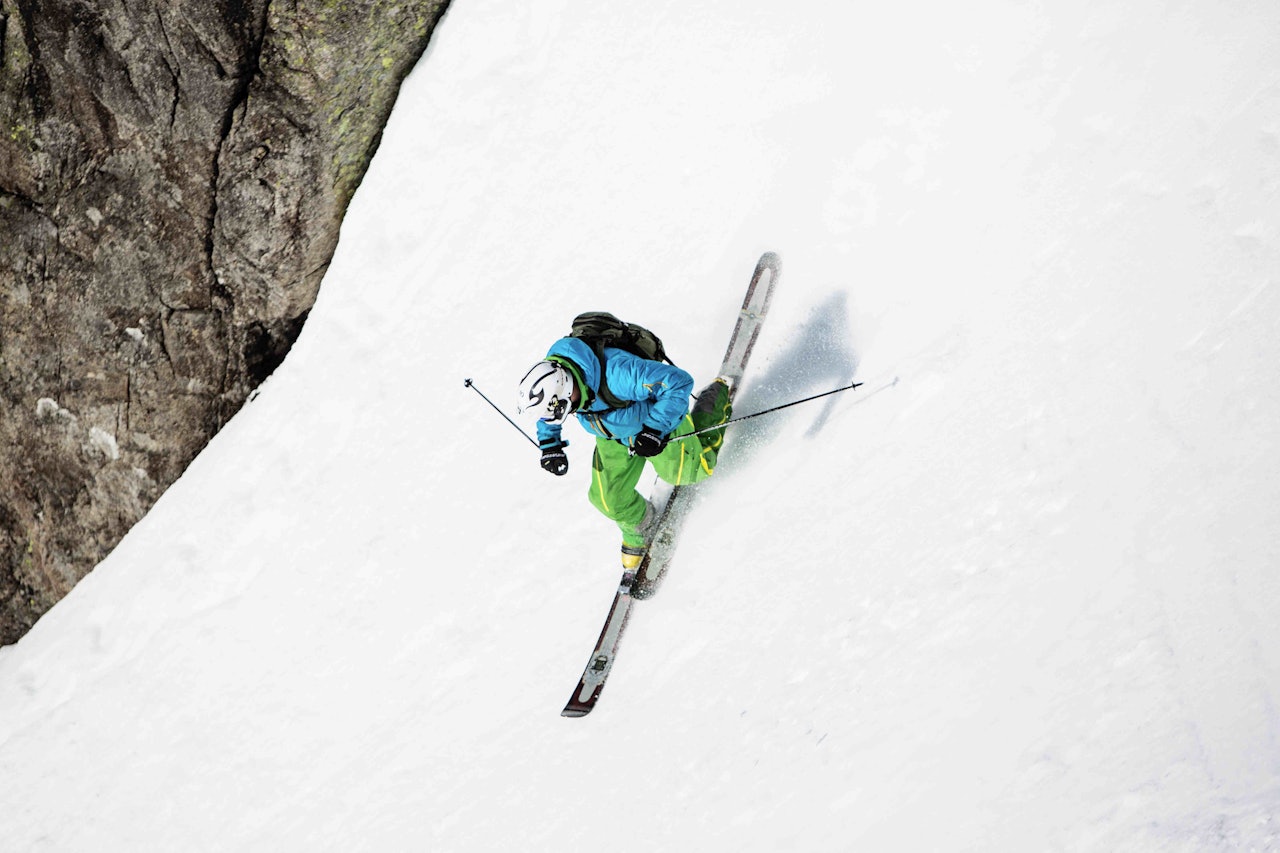 STAVANGER FREERIDE: Erling Grøstad i fin telemarksving på krevende føre i Hunnedalen under Stavanger Freeride. Foto: Joakim Bjerk.