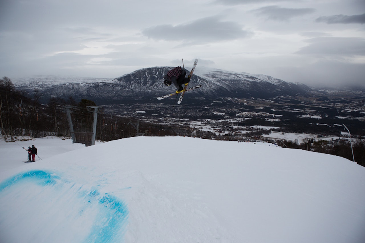 VELBYGD: Til tross for sterk vind setter Martin Bøe en lang 360 japan på hopp nummer to. Foto: Tore Meirik VELBYGD: Til tross for sterk vind setter Martin Bøe en lang 360 japan på hopp nummer to. Foto: Tore Meirik