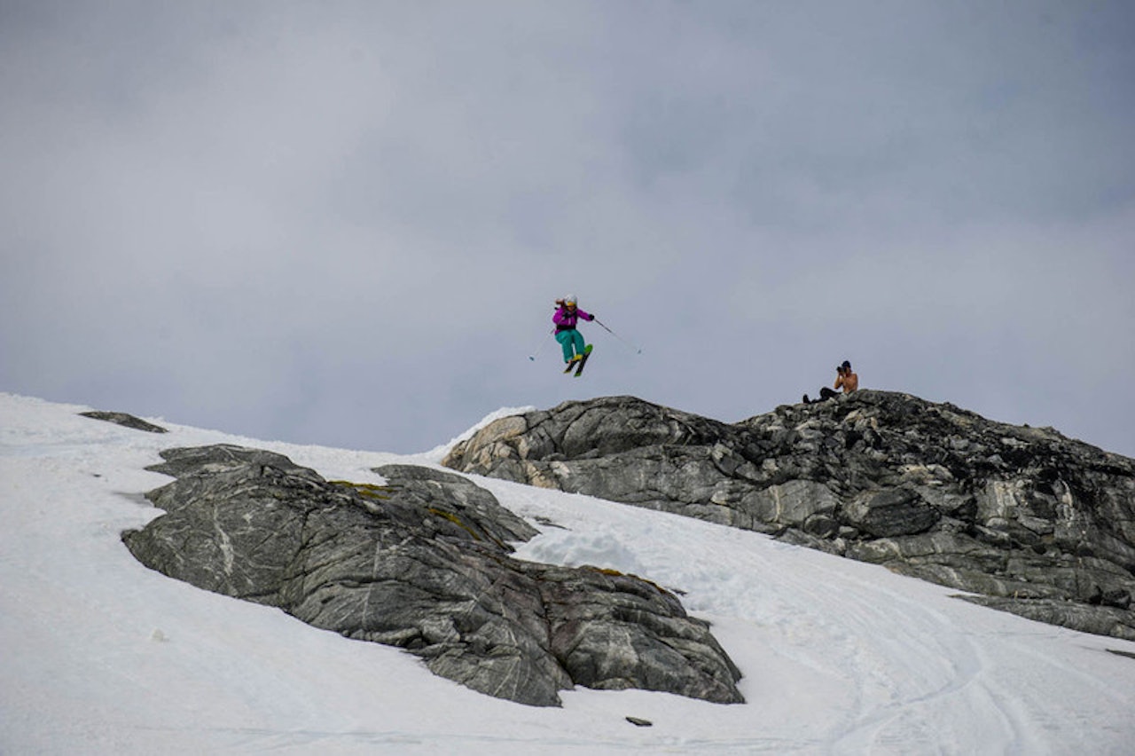 LIKE FØR: Her er Pia Nic Gundersen i ferd med å stompe landinga, men på neste klippedropp ryker kneet. Foto: Olav Standal Tangen LIKE FØR: Her er Pia Nic Gundersen i ferd med å stompe landinga, men på neste klippedropp ryker kneet. Foto: Olav Standal Tangen