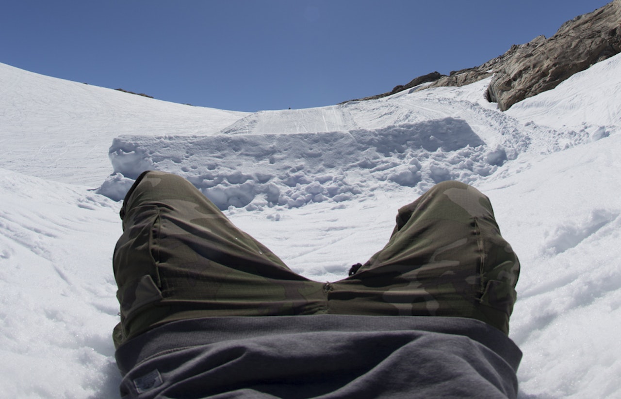 GRATISHAUGEN: Artikkelforfatteren har lagt seg i skyttergrava under det største hoppet på Fonna når han anmelder tre dager i et norsk sommerskisenter. Foto: Hans Petter Hval GRATISHAUGEN: Artikkelforfatteren har lagt seg i skyttergrava under det største hoppet på Fonna når han anmelder tre dager i et norsk sommerskisenter. Foto: Hans Petter Hval