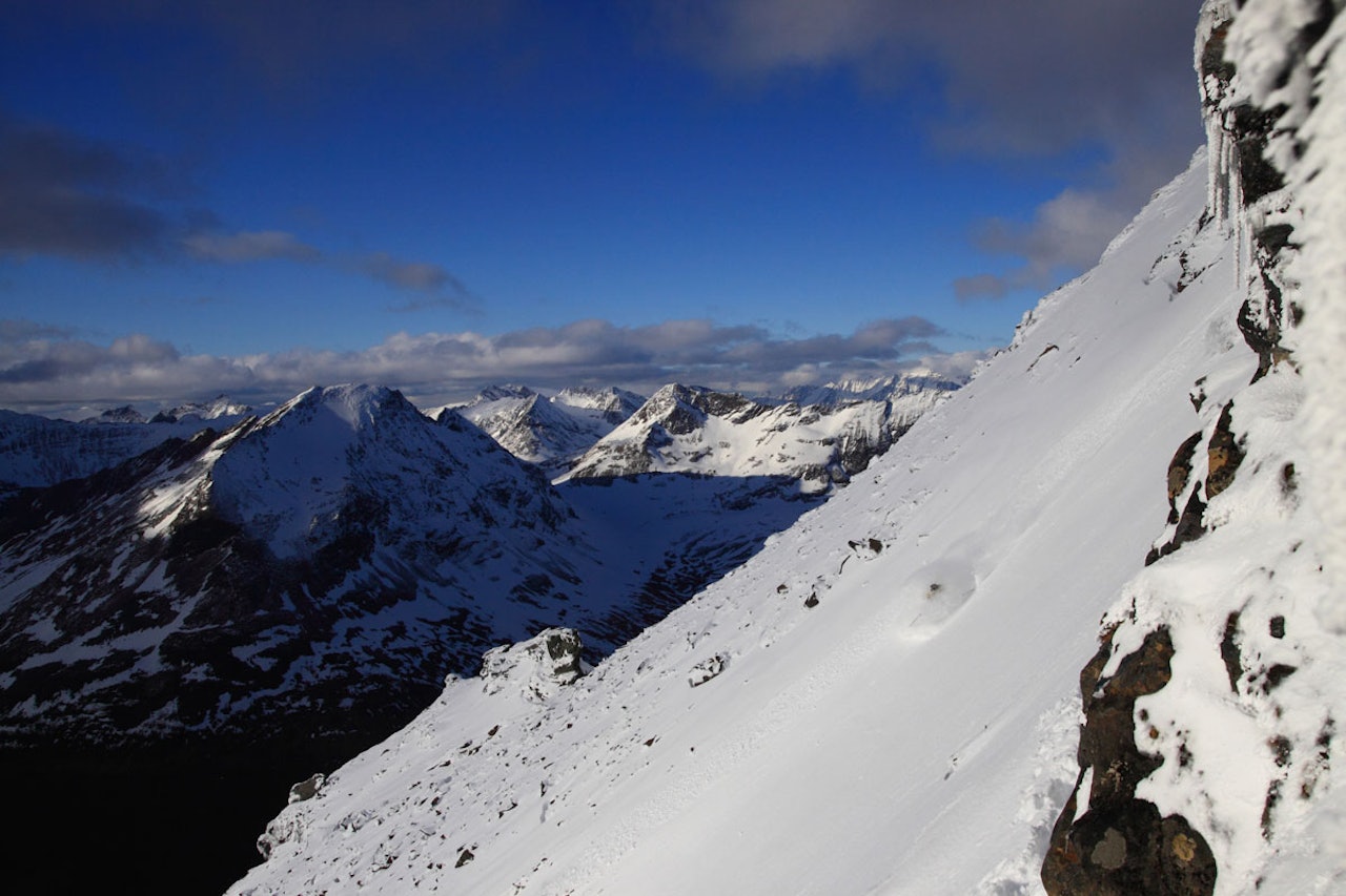 I TRYNET: Lars Linaker Berglund tråkker til og får juni-snøspruten langt over hodet. Kan dette være historiens dypeste juni-skibilde tatt i Norge? Foto: Kjetil Samuelsen I TRYNET: Lars Linaker Berglund tråkker til og får juni-snøspruten langt over hodet. Kan dette være historiens dypeste juni-skibilde tatt i Norge? Foto: Kjetil Samuelsen
