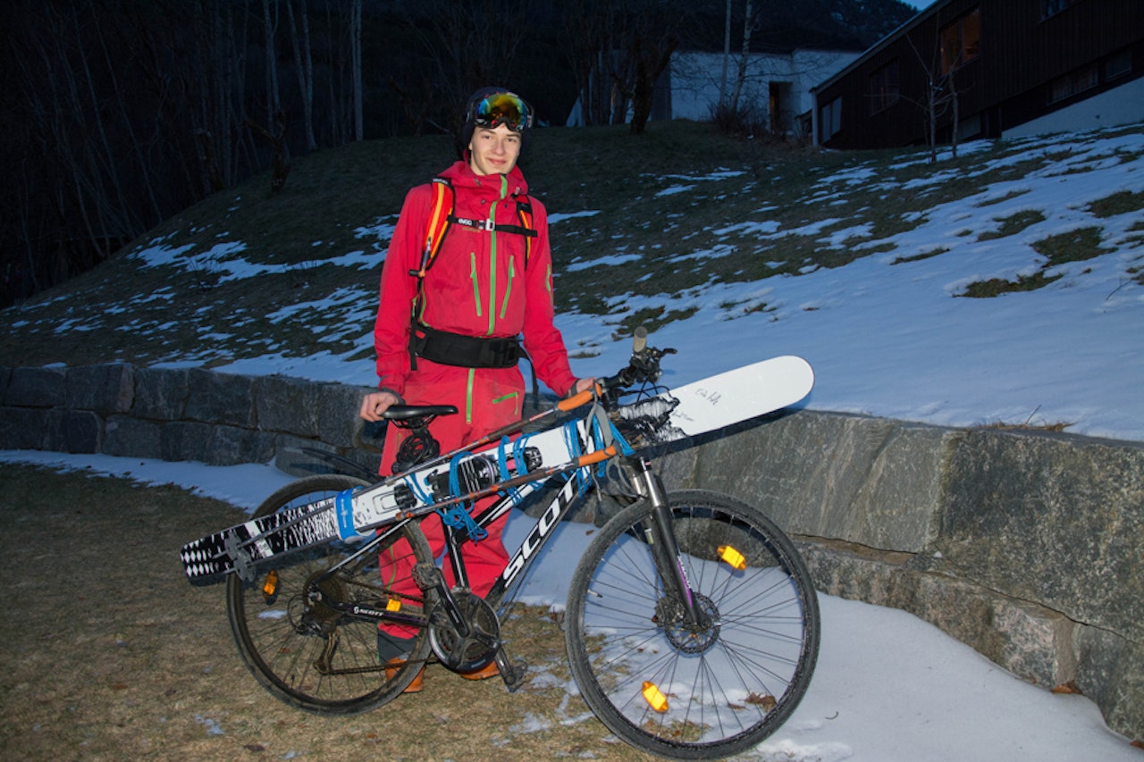 KLAR FOR TUR: Med skiene godt festa til sykkelen kommer 15 år gamle Håvard Sandal Høyvik seg på tur uten hjelp av mor og far. Foto: Privat