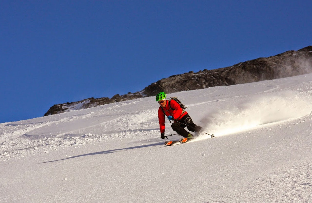 SOMMERPUDDER: Pål Einar Jakobsen kjører junipudder på Steinskarstinden. Bildet ble tatt mandag denne uka. Foto: Trond Idrupsen SOMMERPUDDER: Pål Einar Jakobsen kjører junipudder på Steinskarstinden. Bildet ble tatt mandag denne uka. Foto: Trond Idrupsen