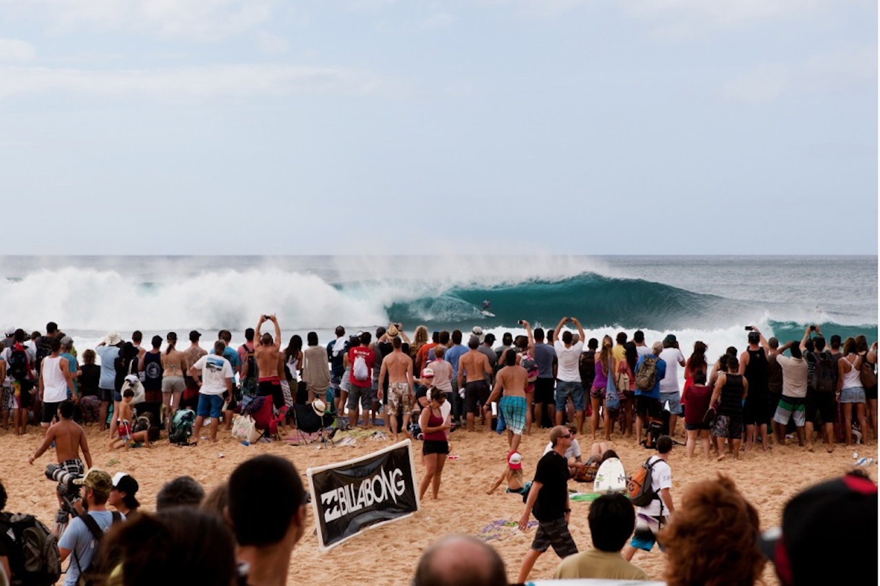 GÅR FOR 12: For at Kelly Slater skal klare å slå Joel Parkinson på Pipeline må vi se mer av dette. Fullt oppreist i tuben, uten å grabbe brettet. Bilde: ASP GÅR FOR 12: For at Kelly Slater skal klare å slå Joel Parkinson på Pipeline må vi se mer av dette. Fullt oppreist i tuben, uten å grabbe brettet. Bilde: ASP