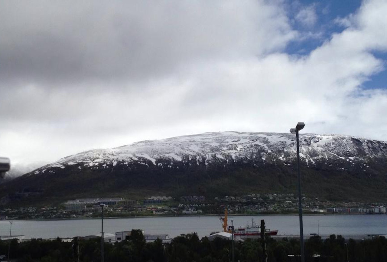 PUDDERALARM: Tromsø i dag. Nysnø på toppene og strålende skiføre til fjells! Foto: Tor-André Skjelbakken