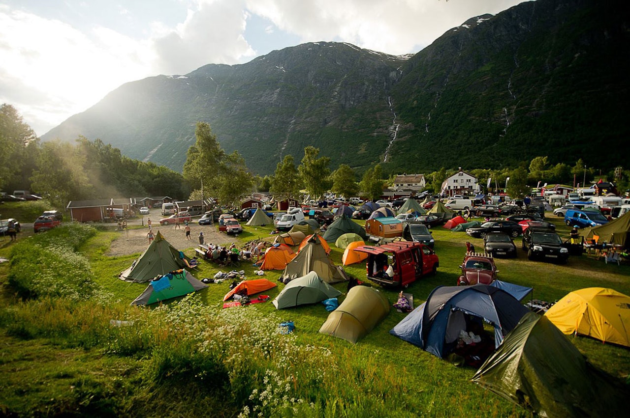 VAKKER UTSIKT: Smekkfull camping og perfekt vær. Gode forutsetninger for en vellykka festival. Foto: Vegard Breie