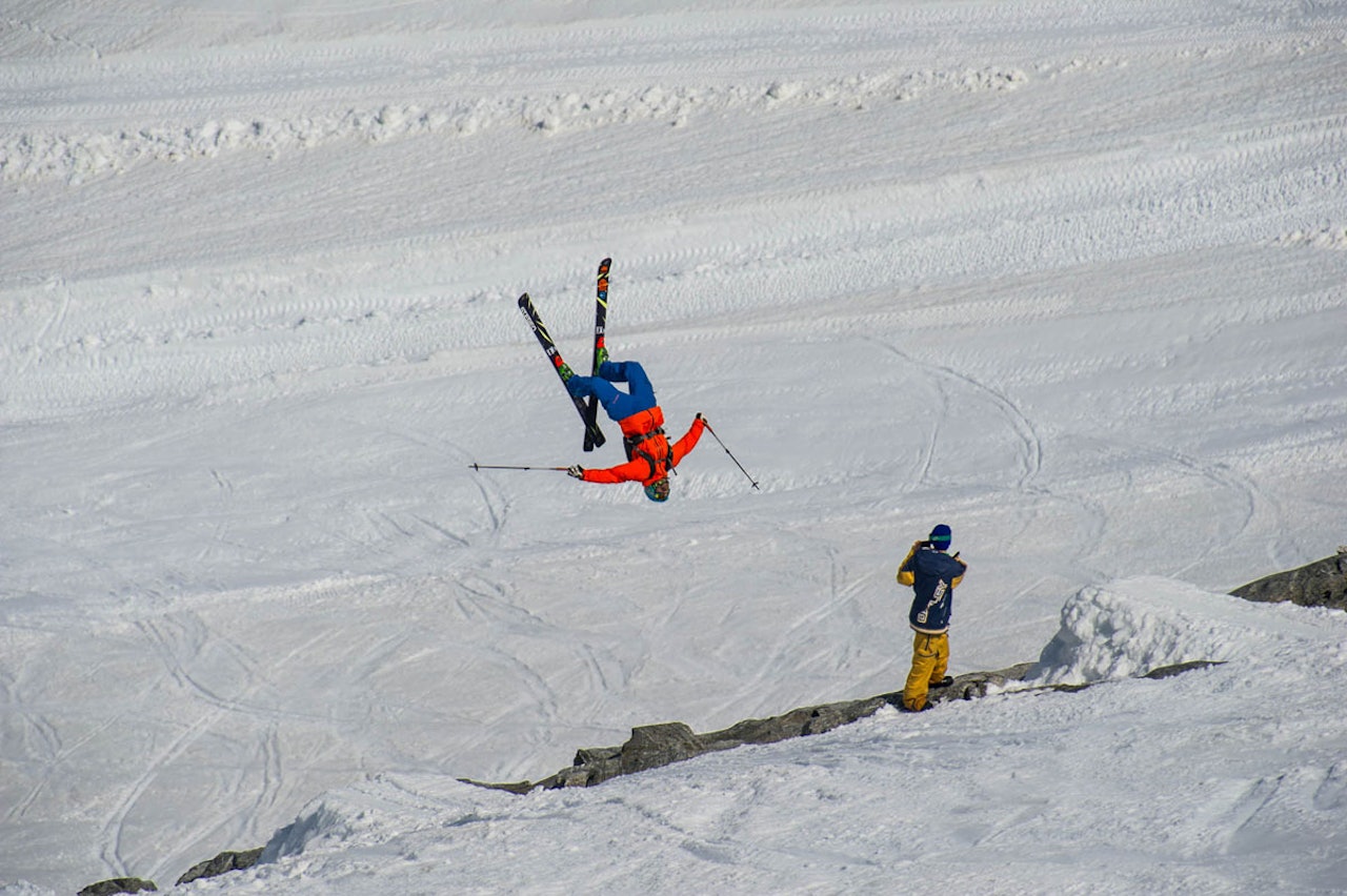 BACKFLIPKONGEN: Dennis Risvoll prøvde seg på konkurransens største backflip i kvaliken, men det endte dessverre med et sjeldent kræsj for kongen av baklengssalto. Foto: Olav Standal Tangen BACKFLIPKONGEN: Dennis Risvoll prøvde seg på konkurransens største backflip i kvaliken, men det endte dessverre med et sjeldent kræsj for kongen av baklengssalto. Foto: Olav Standal Tangen