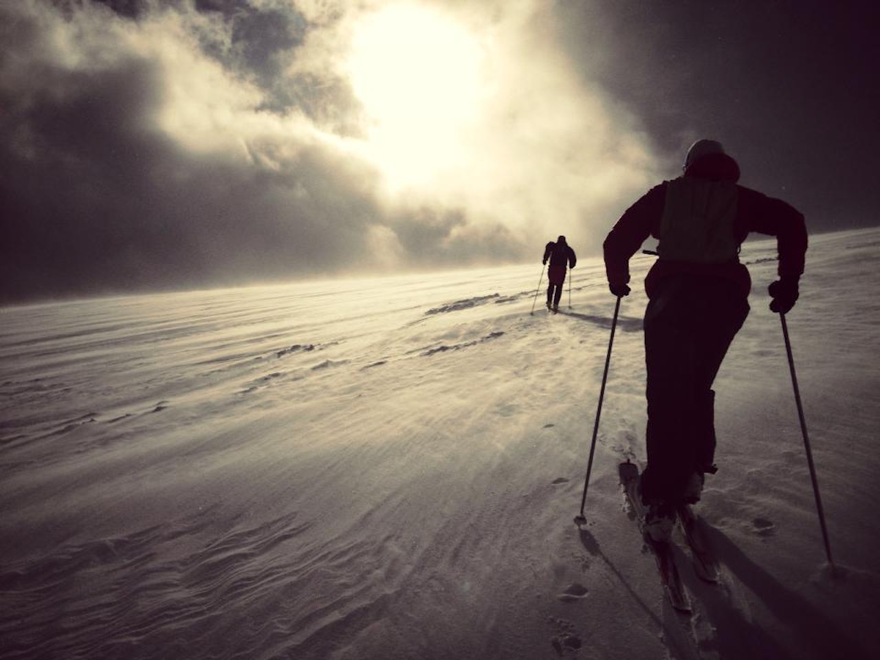 Randonee-landslaget på tur opp Fanaråkbreen i vindblåst snø