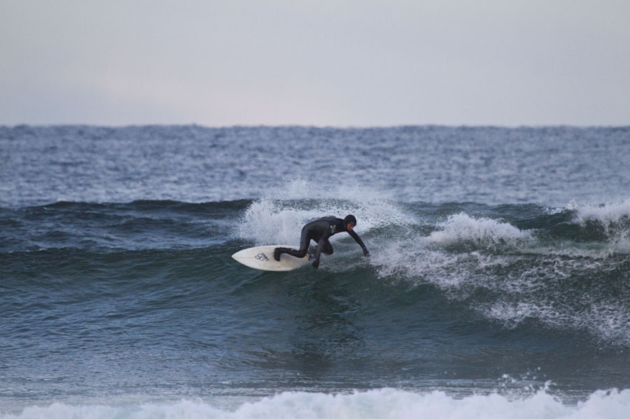VINTERSURF: Brettstjerna JP Solberg setter snø-livet litt på hold. Det går an å ha det moro om vinter´n i vann i flytende form også. Foto: Kristina Bott VINTERSURF: Brettstjerna JP Solberg setter snø-livet litt på hold. Det går an å ha det moro om vinter´n i vann i flytende form også. Foto: Kristina Bott
