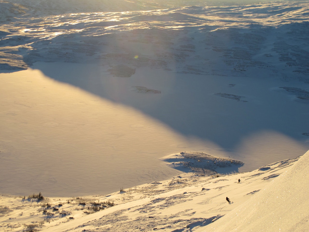 RIMFROST: Når de store snøfallene uteblir må man klare seg med rimfrost. Dette er på Vålåkleppen i Meråker. Foto: Bård Smestad