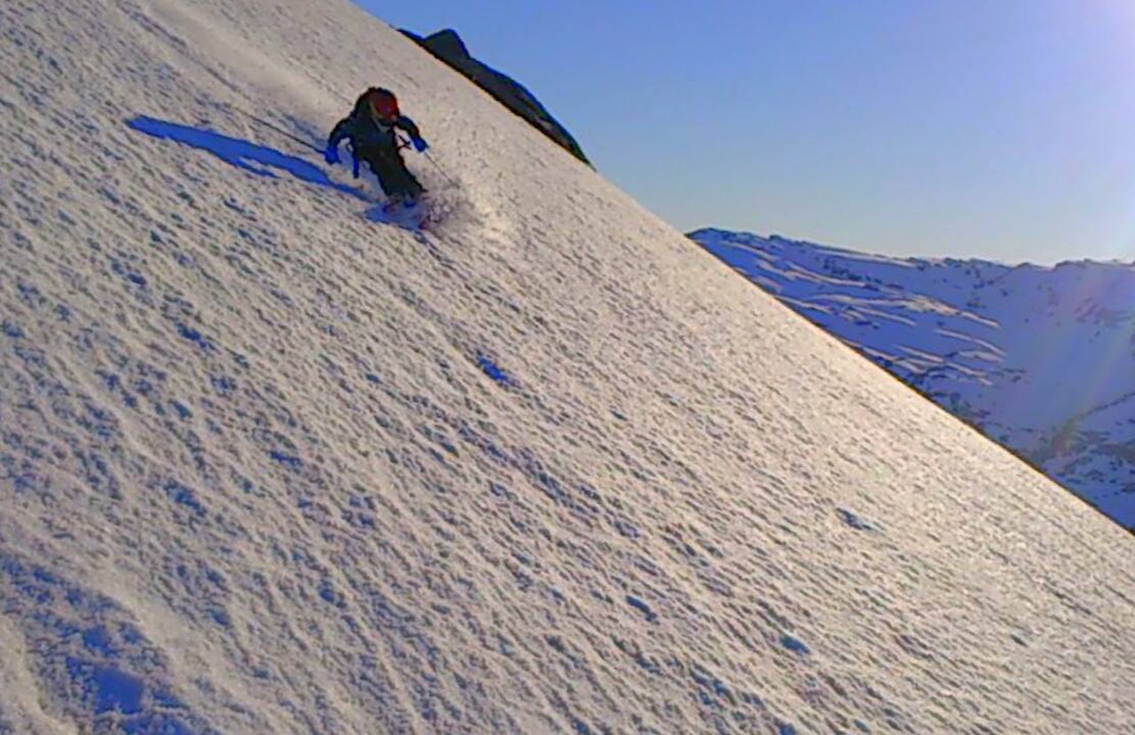 SOMMERSNØ I RØLDAL: Ådne Kvåle kjører på Hegerlandsnuten, som har, blant mye annet, strålende forhold for å bygge hopp. Foto: Pelle Gangeskar SOMMERSNØ I RØLDAL: Ådne Kvåle kjører på Hegerlandsnuten, som har, blant mye annet, strålende forhold for å bygge hopp. Foto: Pelle Gangeskar