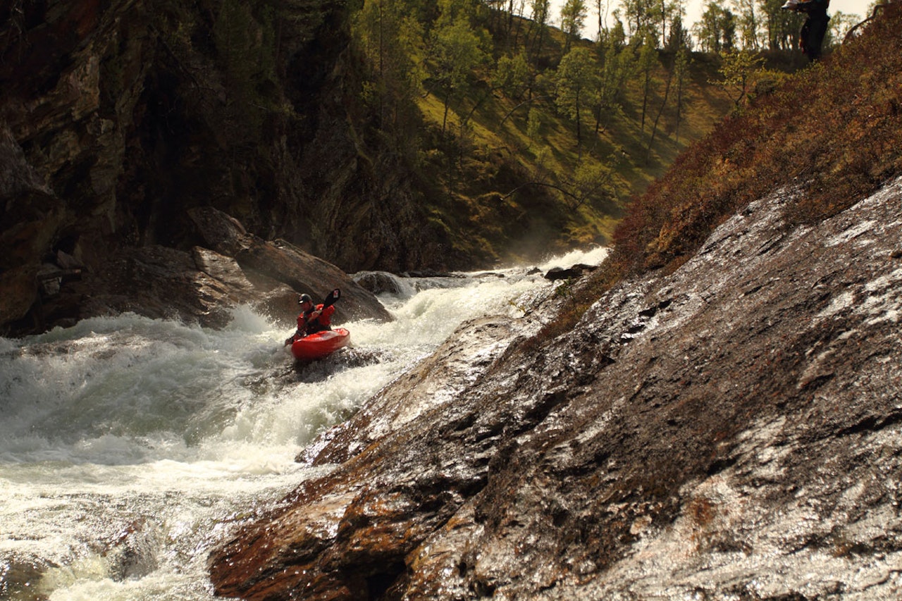 TRØNDERPADLING: Trøndelagsrunden har gitt elvepadlerne en smak av våren i Trøndelag i mange år, og til helga skjer det igjen. Foto: Tore Meirik TRØNDERPADLING: Trøndelagsrunden har gitt elvepadlerne en smak av våren i Trøndelag i mange år, og til helga skjer det igjen. Foto: Tore Meirik