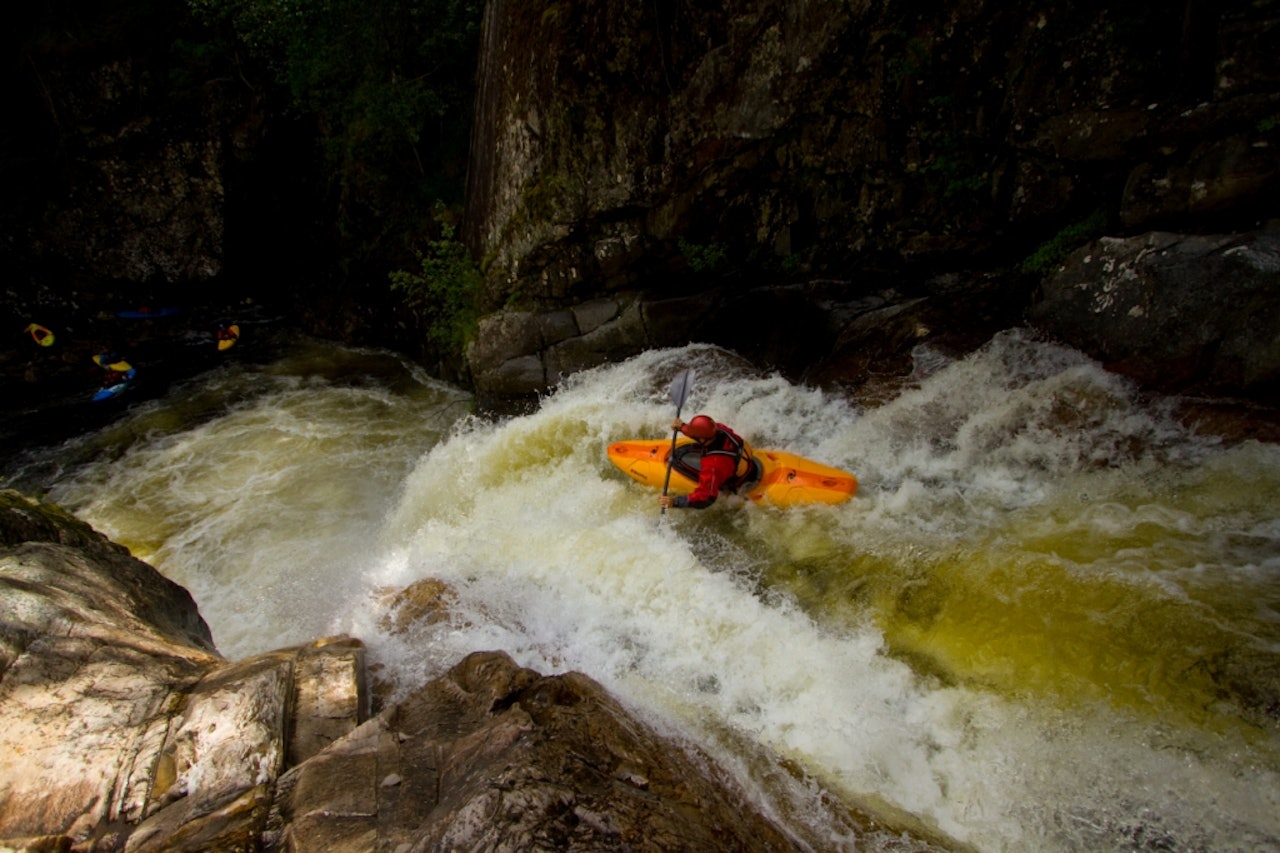 REDDET: Morten Bergsland er slett ikke ferdig med å padle Eidsåa, som nå slipper kraftutbygging, mye på grunn av de fine forholdene for padling i elva. Foto: Mathias Fossum REDDET: Morten Bergsland er slett ikke ferdig med å padle Eidsåa, som nå slipper kraftutbygging, mye på grunn av de fine forholdene for padling i elva. Foto: Mathias Fossum