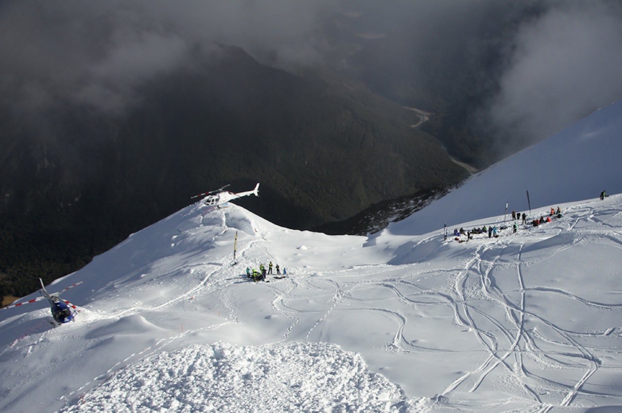 HELIKOS: De er glade i å fly helikopter på New Zealand. Kanskje ikke så rart når det ser sånn ut til fjells. HELIKOS: De er glade i å fly helikopter på New Zealand. Kanskje ikke så rart når det ser sånn ut til fjells.