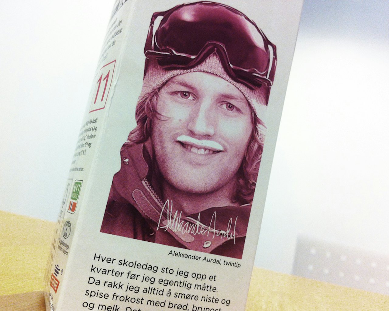 MELKEKJENDIS: I vinter skal Aleksander Aurdal tine mange pikehjerter på Tinder med sin flotte kefir-bart. Foto: Hans Petter Hval MELKEKJENDIS: I vinter skal Aleksander Aurdal tine mange pikehjerter på Tinder med sin flotte kefir-bart. Foto: Hans Petter Hval