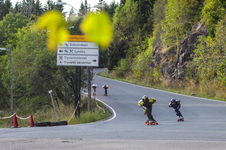 SANNEFINALE: Christoffer Sanne kjører over målstreken, etterfulgt av Mauritz Armfeldt og Trygve Jørundland. Foto: Lasse Moe