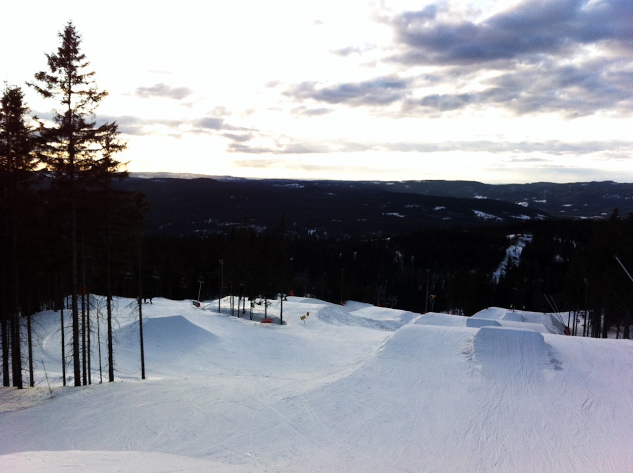 FORTSATT VINTER(PARK): Da Fri Flyt besøkte Oslo Vinterpark torsdag ettermiddag var forholdene i bakken, parken og pipen helt prima. Foto: Hans Petter Hval FORTSATT VINTER(PARK): Da Fri Flyt besøkte Oslo Vinterpark torsdag ettermiddag var forholdene i bakken, parken og pipen helt prima. Foto: Hans Petter Hval