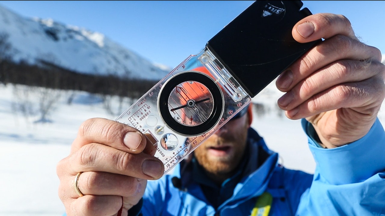 MÅL FRA TOPPEN: Kjøper du denne type kompass kan du til og med måle brattheten av henge du planlegger å droppe inn i. Bilde: Benjamin Hjort MÅL FRA TOPPEN: Kjøper du denne type kompass kan du til og med måle brattheten av henge du planlegger å droppe inn i. Bilde: Benjamin Hjort