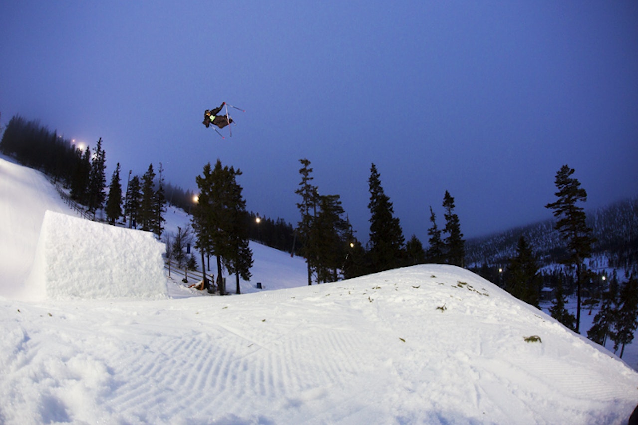 STEEZE: Kim Boberg har aldri vært kjent for å slurve med stilen. Og det blir ikke dårligere av å kjøre med jakka åpen. Foto: Andreas Løve Storm Fausko STEEZE: Kim Boberg har aldri vært kjent for å slurve med stilen. Og det blir ikke dårligere av å kjøre med jakka åpen. Foto: Andreas Løve Storm Fausko