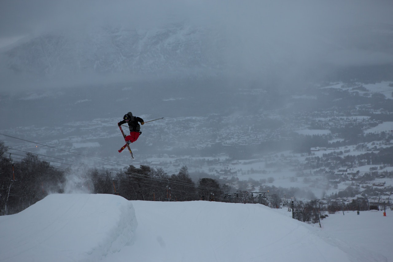 PÅ JOBB: Foreløpig sørger snømangelen for at parkkonsulent Vebjørn Svorkmo ikke har det helt store å bryne seg på, men både snø og lavere temperaturer var på vei da dette bildet ble tatt forrige uke. Foto: Tore Meirik PÅ JOBB: Foreløpig sørger snømangelen for at parkkonsulent Vebjørn Svorkmo ikke har det helt store å bryne seg på, men både snø og lavere temperaturer var på vei da dette bildet ble tatt forrige uke. Foto: Tore Meirik