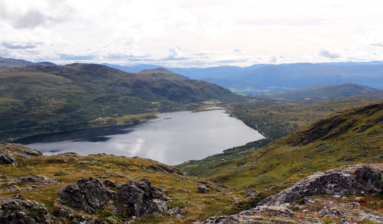 BERØRT: Norge har svært få uberørte naturområder, selv de fjerneste dalstrøk har stort sett bilvei, noen også hyttefelt, som på dette bildet. Vil vi ha det sånn, eller skal noen områder forbli totalt uberørt av menneskelig aktivitet? Foto: Tore Meirik BERØRT: Norge har svært få uberørte naturområder, selv de fjerneste dalstrøk har stort sett bilvei, noen også hyttefelt, som på dette bildet. Vil vi ha det sånn, eller skal noen områder forbli totalt uberørt av menneskelig aktivitet? Foto: Tore Meirik