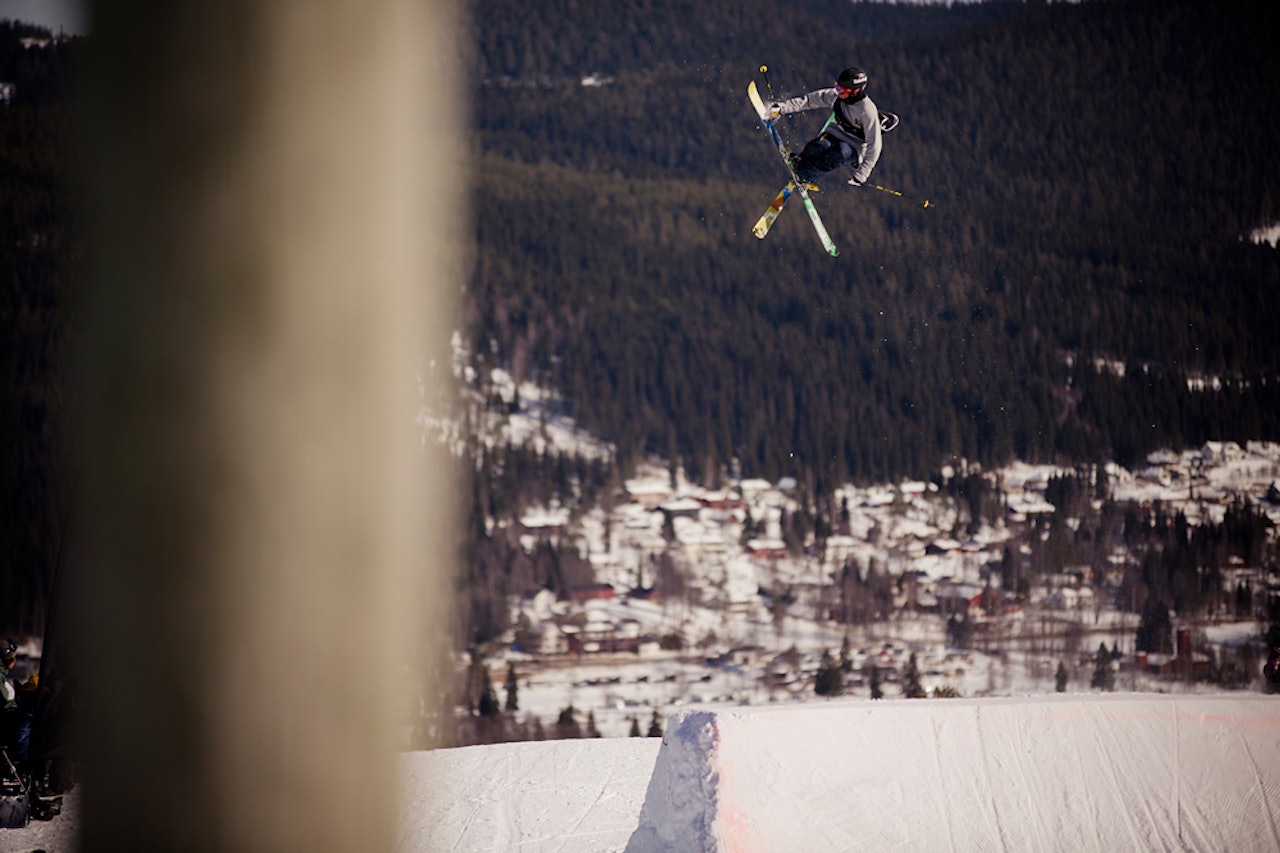 DØLP PÅ FØRSTE: NTG-trener Thomas Dølplads viste hvem som var sjefen og vant hele påskehopprennet i Trysil lørdag. Foto: Olav Stubberud DØLP PÅ FØRSTE: NTG-trener Thomas Dølplads viste hvem som var sjefen og vant hele påskehopprennet i Trysil lørdag. Foto: Olav Stubberud