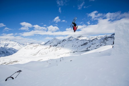 BACKFLIPFESTIVAL: Som filmen under viser var det lite å utsette på høkkeviljen under dagens backountry slopestyle-konkurranse i Zermatt. Foto: D. Carlier