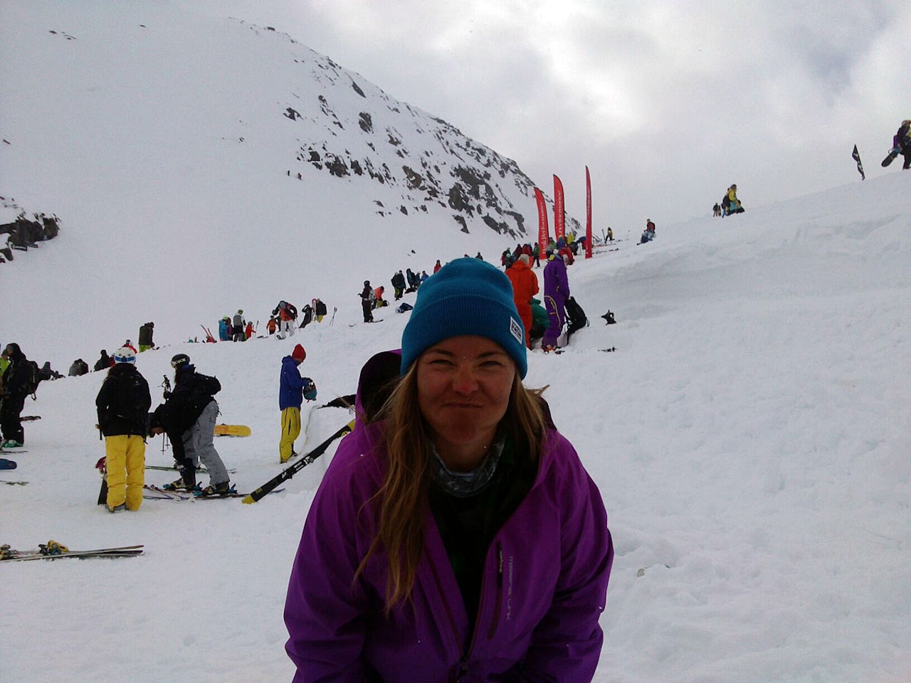MMS PÅ GRÄNSEN: Pia Nic Gundersen er ferdig med sitt første åk i årets Scandinavian Big Mountain Championships i Riksgränsen, og det meste tyder på at hun leder. Her lager hun duckface blant publikum.