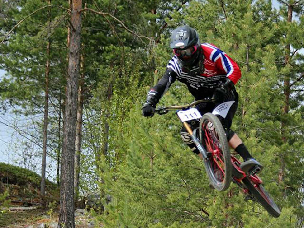 COMEBACK: Isak Leivsson brakk lårbeinet i fjor høst, uten at det har ført til at han sykler saktere. Her er han i ferd med å vinne NC-runden i Nesbyen i helga. Foto: Kristina Tovsrud Brenno