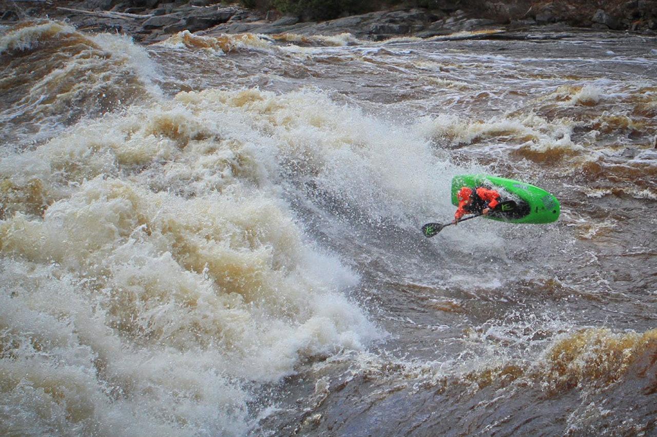 FORNØYD: Bare ett poeng skilte Mariann Sæther fra seier i Whitewater Grand Prix. Her er hun i aksjon i konkurransens fjerde del som var freestyle på en svær bølge på elva Misstassibi. Foto: Capo Rettig FORNØYD: Bare ett poeng skilte Mariann Sæther fra seier i Whitewater Grand Prix. Her er hun i aksjon i konkurransens fjerde del som var freestyle på en svær bølge på elva Misstassibi. Foto: Capo Rettig