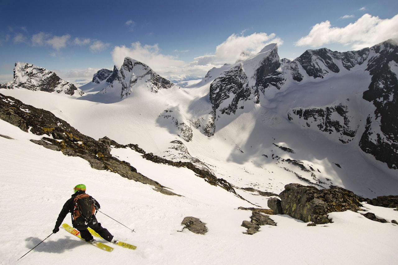 HAPPY HIGH CAMPER: Endre Hals på eget skimerke ned Dyrhaugsryggen. Foto: Martin I. Dalen HAPPY HIGH CAMPER: Endre Hals på eget skimerke ned Dyrhaugsryggen. Foto: Martin I. Dalen