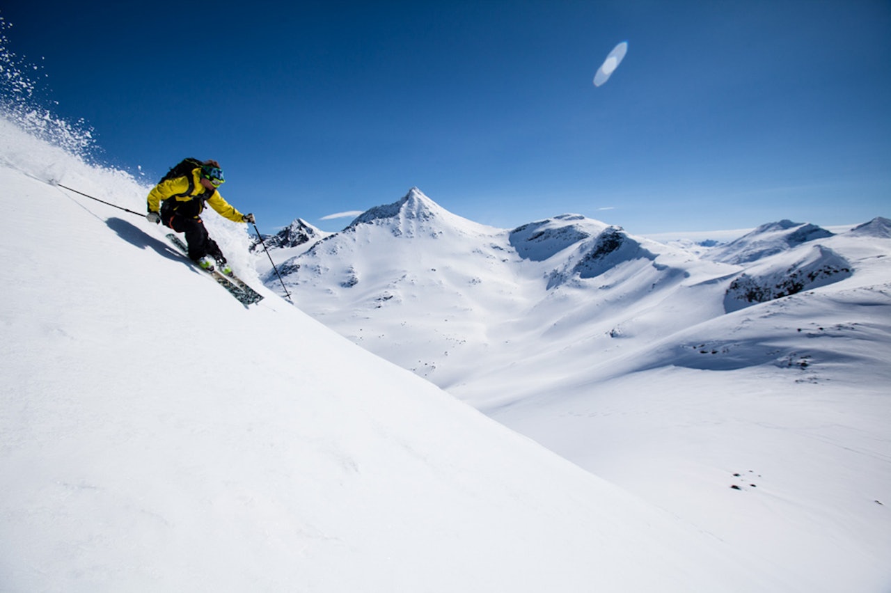 SKIPARADIS: Under UTE-camp kan du gå topptur og kjøre ski i et av Norges flotteste toppturområder. Foto: Christian Nerdrum 