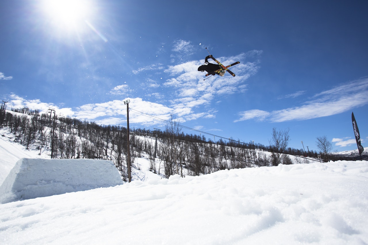 TRØND-AIR: Vegard Hokstad stakk til Geilo og gjorde tailgrab. Foto: Andreas Løve Storm Fausko TRØND-AIR: Vegard Hokstad stakk til Geilo og gjorde tailgrab. Foto: Andreas Løve Storm Fausko