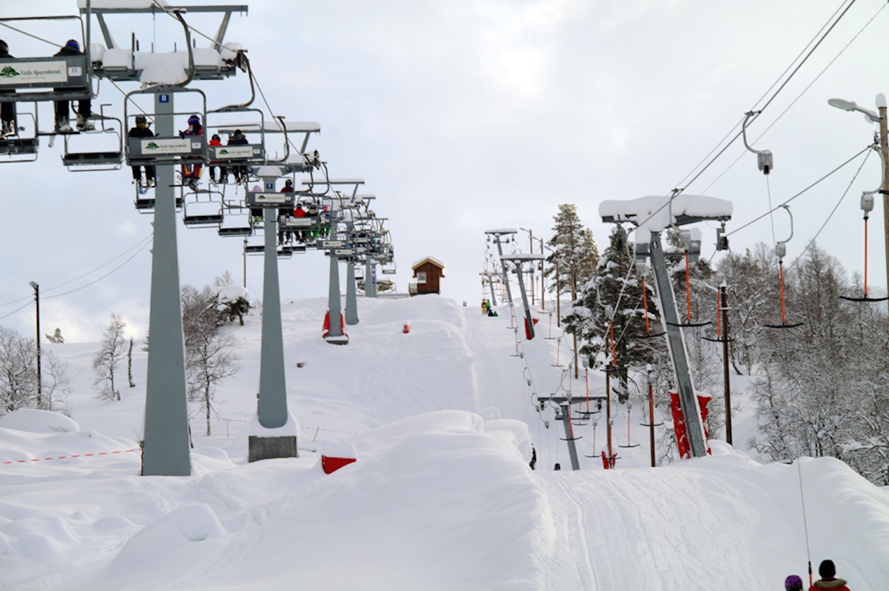 SYNLIG: Skiheiser er herlige, men de ruver i terrenget. Bør det være fritt fram for skiheisbygging i Norge? Foto: Brokke alpinsenter  