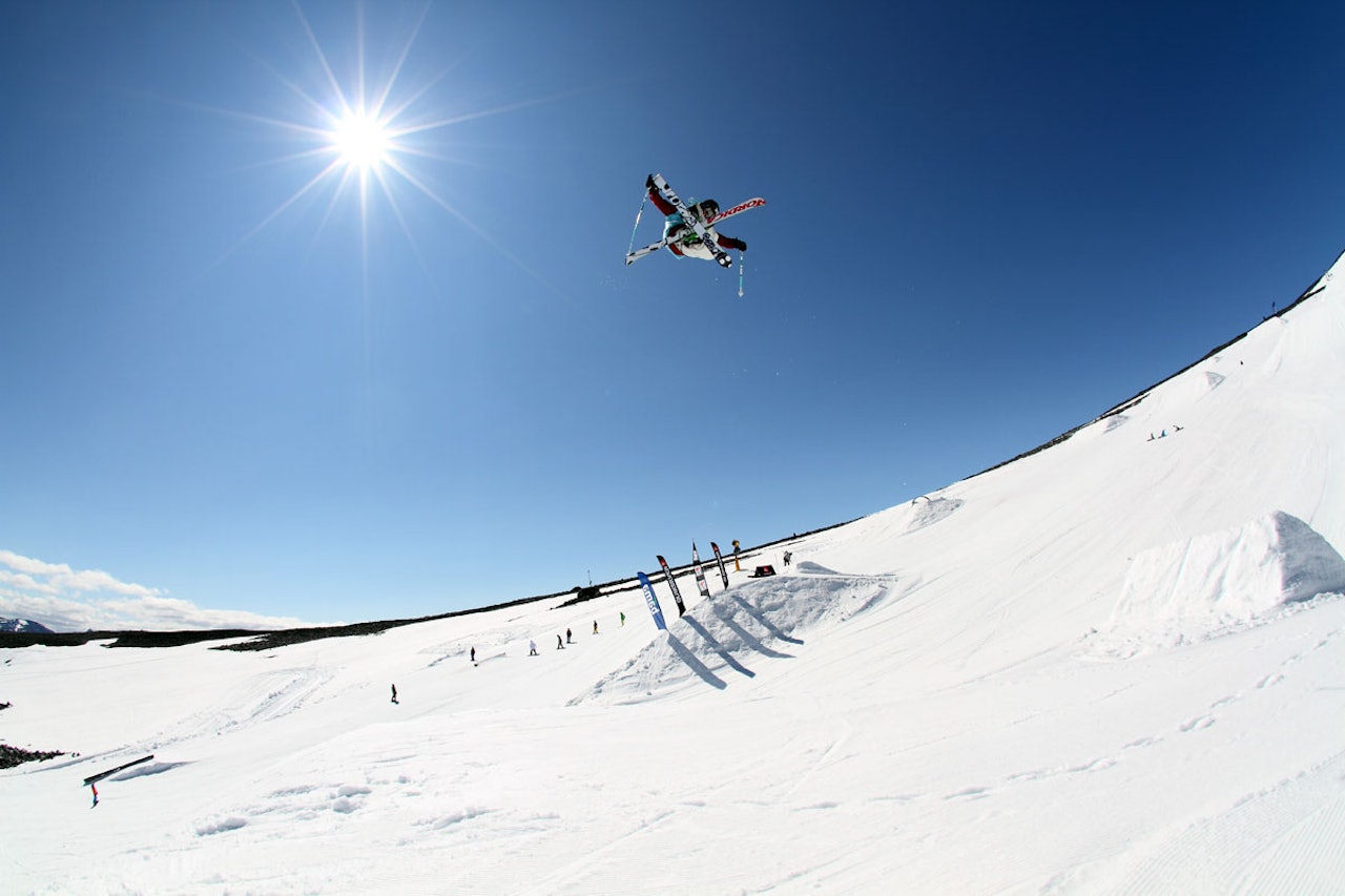 SOMMERPARK: Galdhøpiggen sommerskisenter åpner den siste helga i mai, og en måned senere starter campene i parken på breen. Foto: Tore Meirik SOMMERPARK: Galdhøpiggen sommerskisenter åpner den siste helga i mai, og en måned senere starter campene i parken på breen. Foto: Tore Meirik