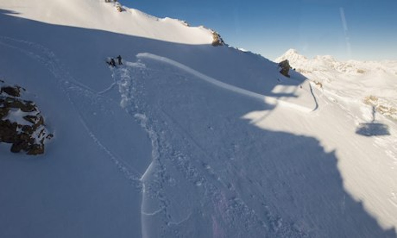 SVEITS: Skipatruljen undersøker en bruddkant i St. Moritz i Sveits i jula. Foto: Giancarlo Cattaneo 