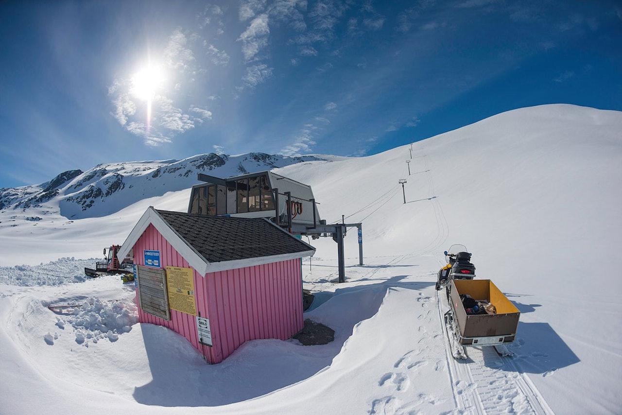STRYN NÅ: Det er masse snø og fine forhold under stolheisen på Stryn sommerskisenter. Foto: Emil Eriksson