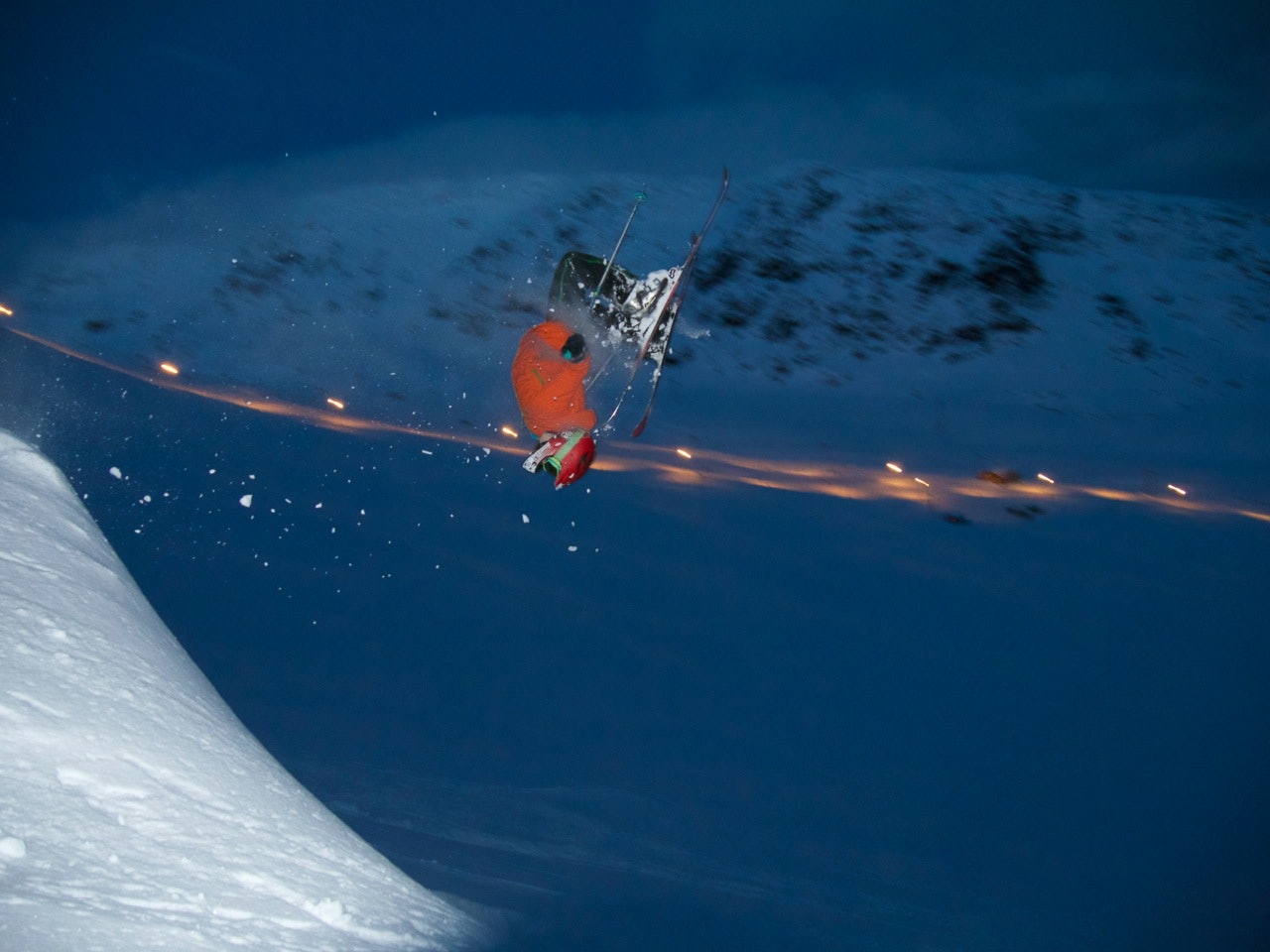 RØLDAL: Det er mer enn enn nok snø til at kidsa kan sette backflips i Røldal. Her er det 11 år gamle Ådne Kvåle som bryter seg på. Bildet ble tatt 1. januar. Foto: Pelle Gangeskar RØLDAL: Det er mer enn enn nok snø til at kidsa kan sette backflips i Røldal. Her er det 11 år gamle Ådne Kvåle som bryter seg på. Bildet ble tatt 1. januar. Foto: Pelle Gangeskar