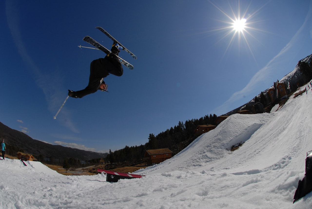 JIBBECAMP HOS ANDREAS: Det blir garantert gpd stemning på camp i hagen til Andreas Håtveit! Foto: Jon Håtveit Jibbe twintip freeski KRIK sudndalen Andreas Håtveit
