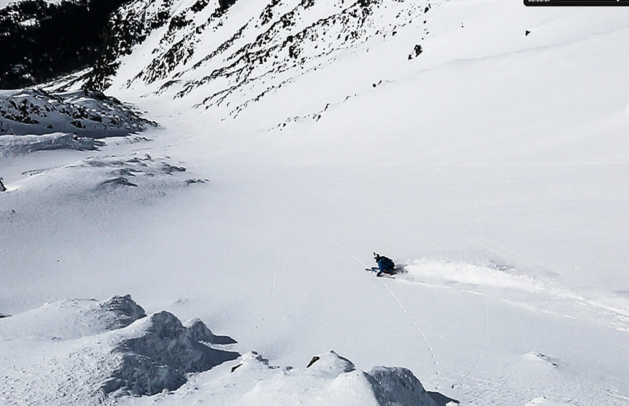 SYKKELGLADE TITTERE: Den første filmen som dukker opp på topp 11-lista til friflyt.no - og som handler om skikjøring - er pudderkjøring på Gaustatoppen. Bilde: Christian Nerdrum SYKKELGLADE TITTERE: Den første filmen som dukker opp på topp 11-lista til friflyt.no - og som handler om skikjøring - er pudderkjøring på Gaustatoppen. Bilde: Christian Nerdrum