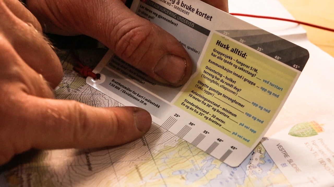 LAG EN PLAN: For tindevegleder Jørgen Aamot begynner ofte turen ved kontorpulten. Bilde: Benjamin Hjort LAG EN PLAN: For tindevegleder Jørgen Aamot begynner ofte turen ved kontorpulten. Bilde: Benjamin Hjort