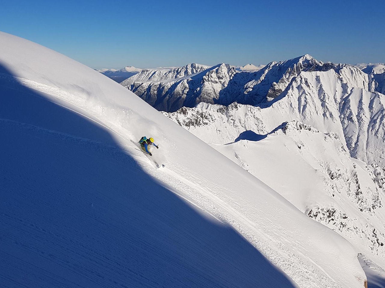 SUNNMØRE: Vegard Hundsnes nyter nydelige forhold på Sætretindane på Sunnmøre denne helgen. Foto: Stig Helset SUNNMØRE: Vegard Hundsnes nyter nydelige forhold på Sætretindane på Sunnmøre denne helgen. Foto: Stig Helset