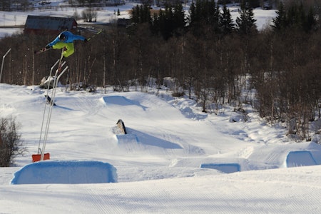 SVÆR PARK: Over 20 elementer, sløsjføre og masse moro på Bjorli. Og vebjornsvo satte et par dobbelflips. Foto: Tore Meirik