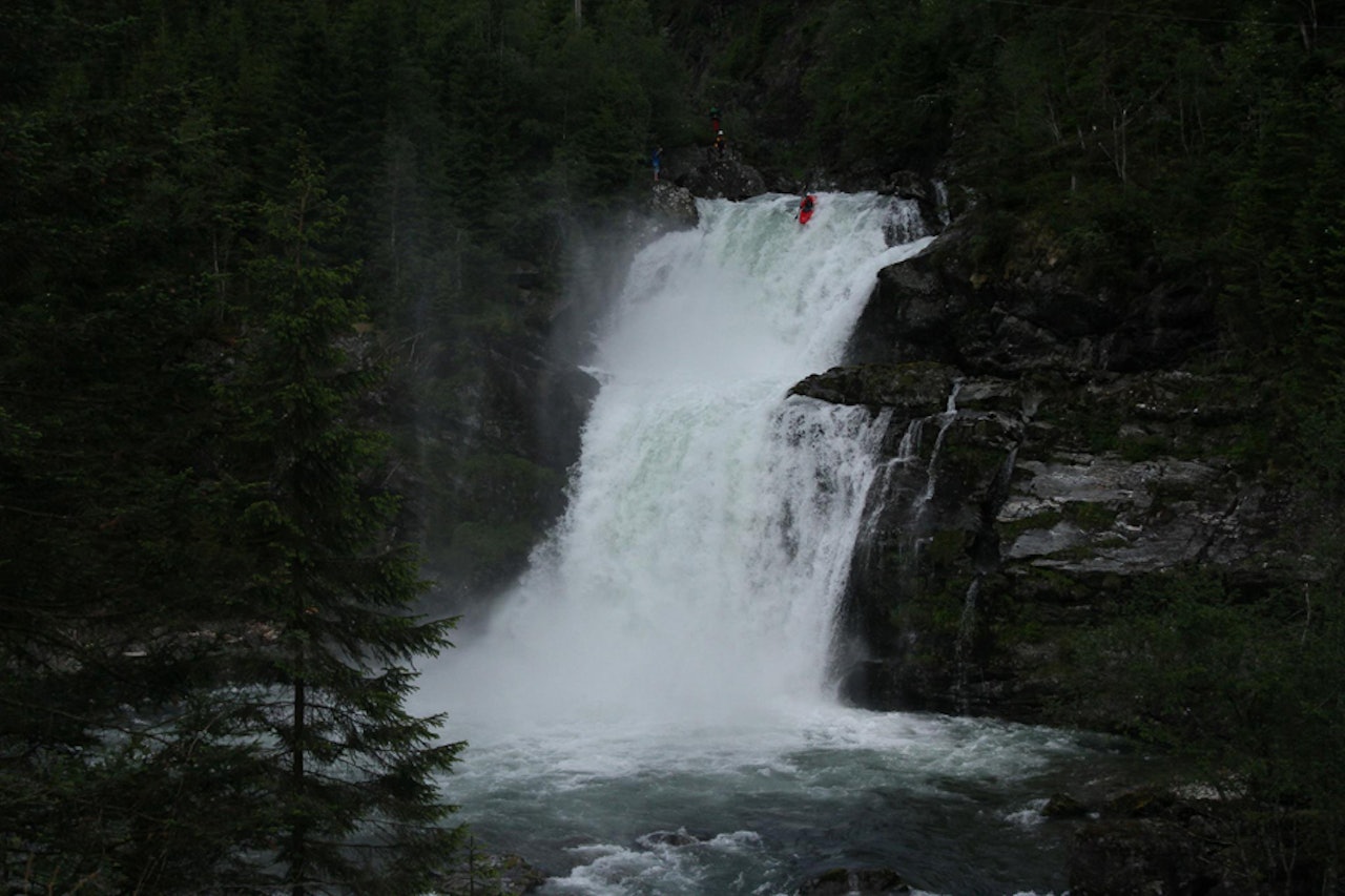 DOBBEL´ N: Mariann Sæther vant prestisjetung pris for superlinja si i dobbeldroppet i Teigdalselva på Voss. Foto: Anton Immler DOBBEL´ N: Mariann Sæther vant prestisjetung pris for superlinja si i dobbeldroppet i Teigdalselva på Voss. Foto: Anton Immler