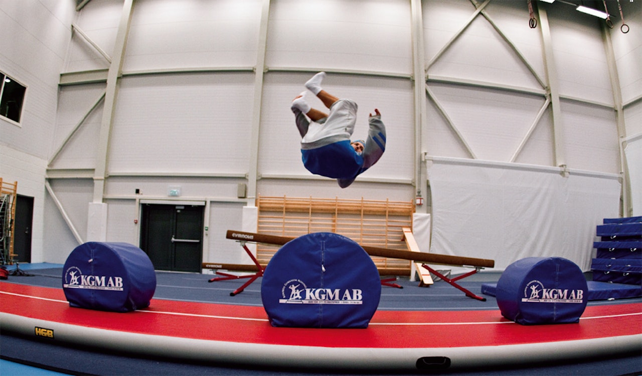 AIRTRACK: På spenstmatten kan du flippe over mindre baller, eller spinne til forskjellige sider over ballene. AIRTRACK: På spenstmatten kan du flippe over mindre baller, eller spinne til forskjellige sider over ballene.