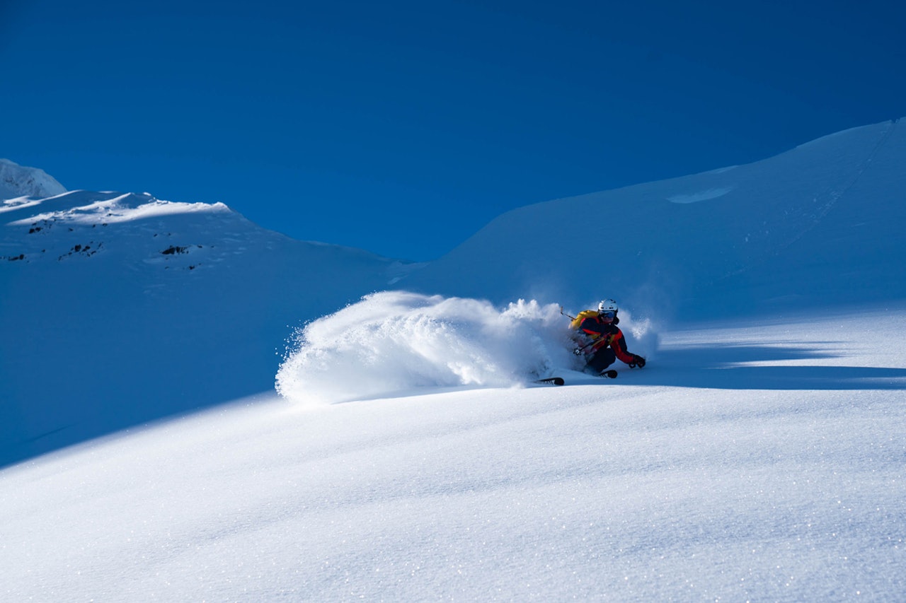 FERSKT PÅ FREDAG: Vanvittig pudderføre på Steindalsnosi fredag. Foto: Bård Basberg