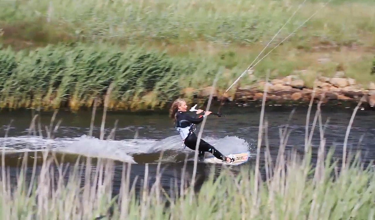 BLØD STRIBE VAND: Ikke all verdens med vind, men mange artige spotter å kite på danmarksturen til de tre norske jentene. BLØD STRIBE VAND: Ikke all verdens med vind, men mange artige spotter å kite på danmarksturen til de tre norske jentene.